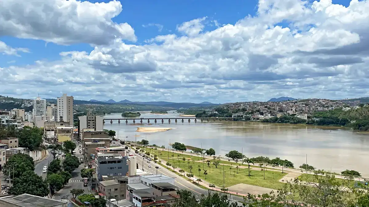 Colatina e o Rio Doce vistos do alto