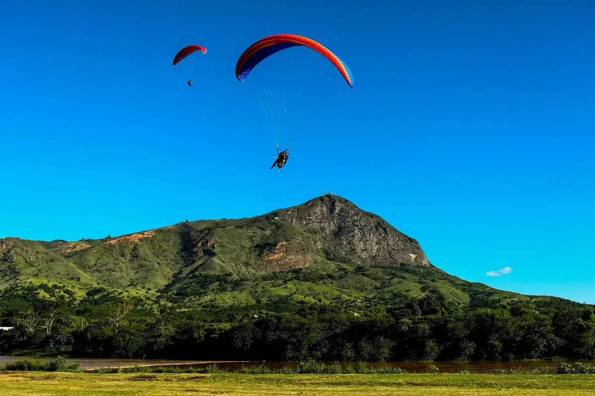 Pico da Ibituruna com parapentes em Governador Valadares