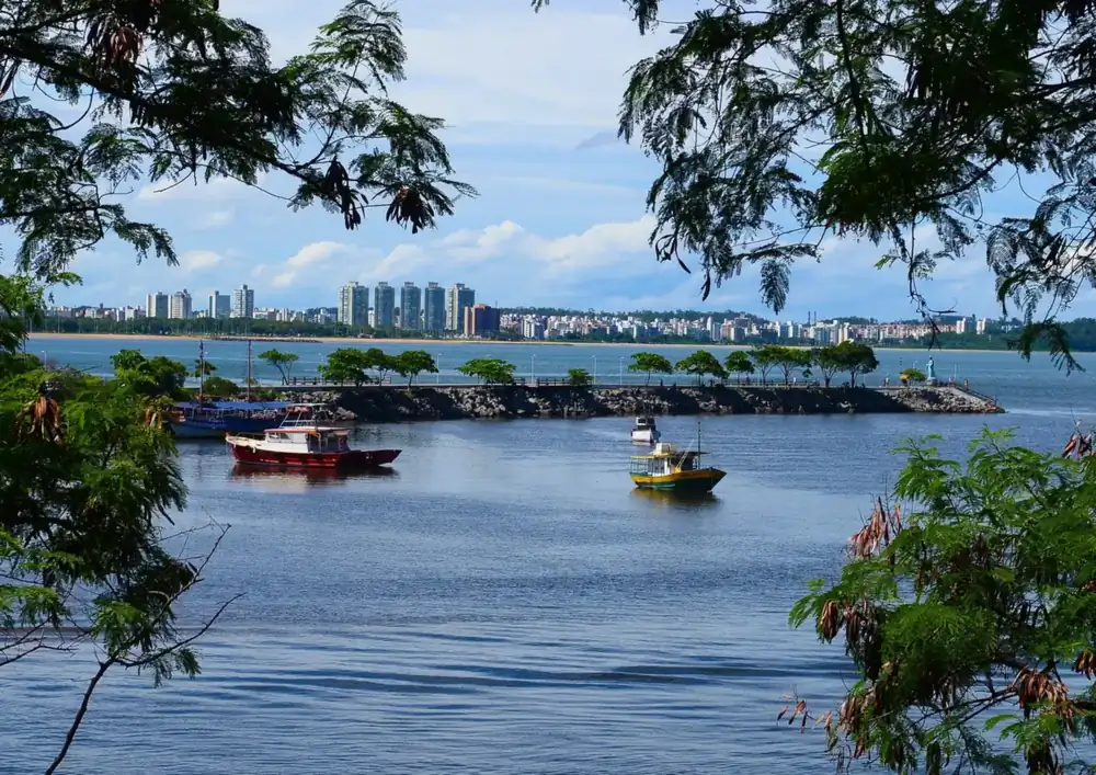 Barcos em Camburi com a orla de Vitória ao fundo