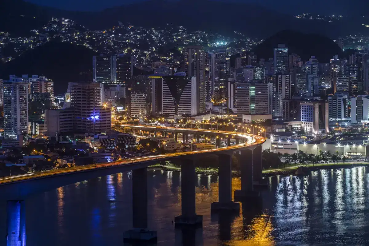 Terceira Ponte iluminada à noite em Vitória