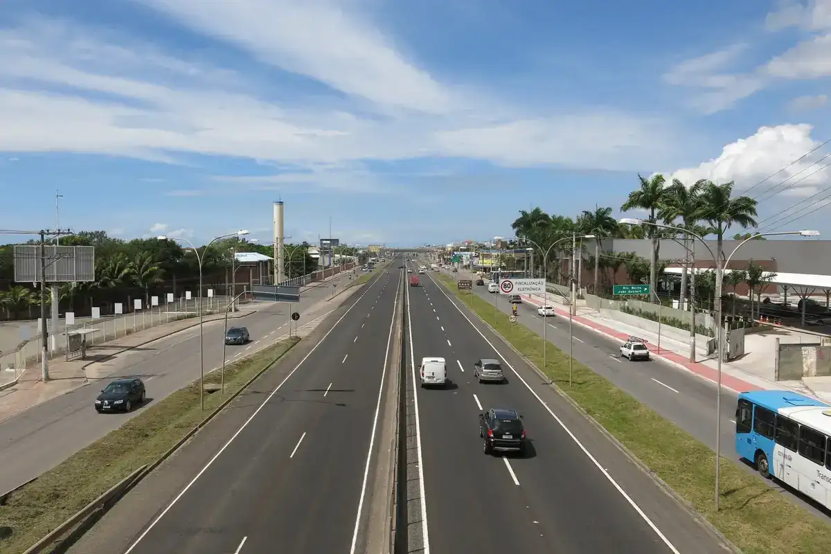 Rodovia do Sol (ES-060) em Vila Velha, com carros e ônibus