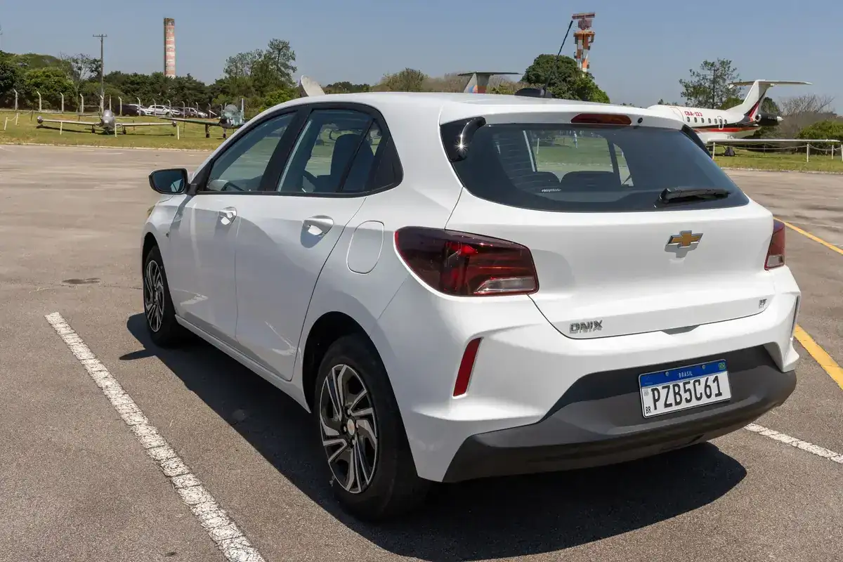 Chevrolet Onix branco com placa Mercosul, visto de trás