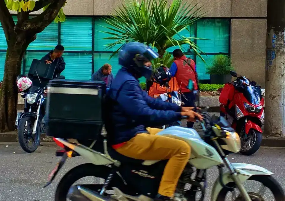 Motoboy com baú numa Honda CG 160